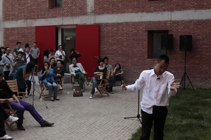 2010年，51平方項目，胡向前表演現(xiàn)場

