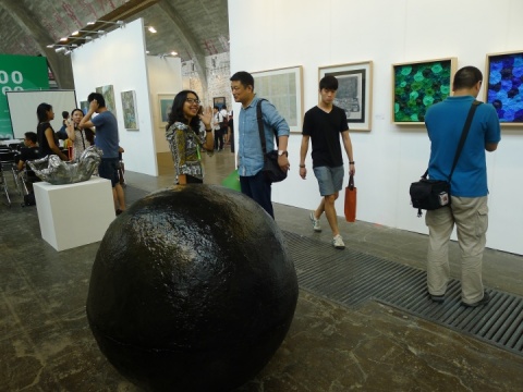 啟動(dòng)儀式結(jié)束后，趙力和彭瑋（這件球形作品前交談的二人）明顯輕松了不少
