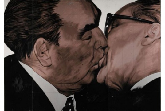 Dmitry Vrubel 《兄弟般的吻》（三聯(lián)畫(huà)）（1990），估價(jià)四萬(wàn)英鎊至六萬(wàn)英鎊。照片：蘇富比提供
