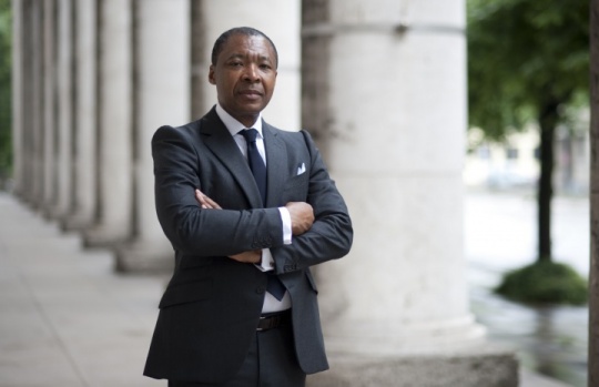 Okwui Enwezor，圖片來自the collector tribune。

