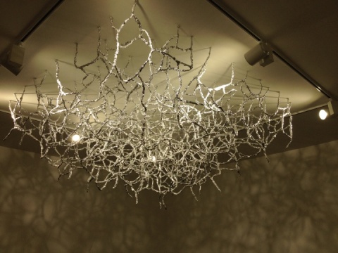 Ariel Hassan在北京創(chuàng)作了這件金屬裝置作品，展示“痕跡”系列的去中心化延伸性
