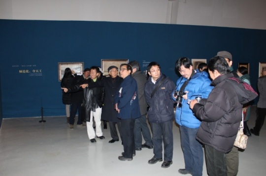 靳尚誼和院領(lǐng)導(dǎo)參觀展覽
