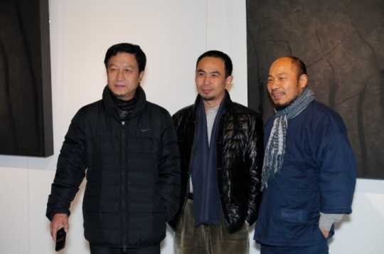 上海東江藝術(shù)館：藝術(shù)家王春杰（左）、吳震寰（右）、藝術(shù)家汪一舟（中間）合影
