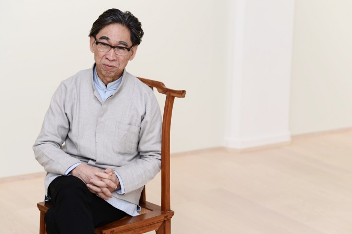 張頌仁在畫廊內(nèi)接受《Hi藝術(shù)》記者采訪
