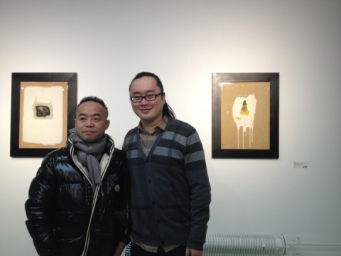 藝術(shù)顧問趙露（右）在其作品前與藝術(shù)家合影
