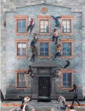 2013年11月，藝術(shù)家Leandro erlich的公共藝術(shù)裝置《石庫(kù)門(mén)》在上海靜安家里中心實(shí)施，吸引了眾多路人參與。
