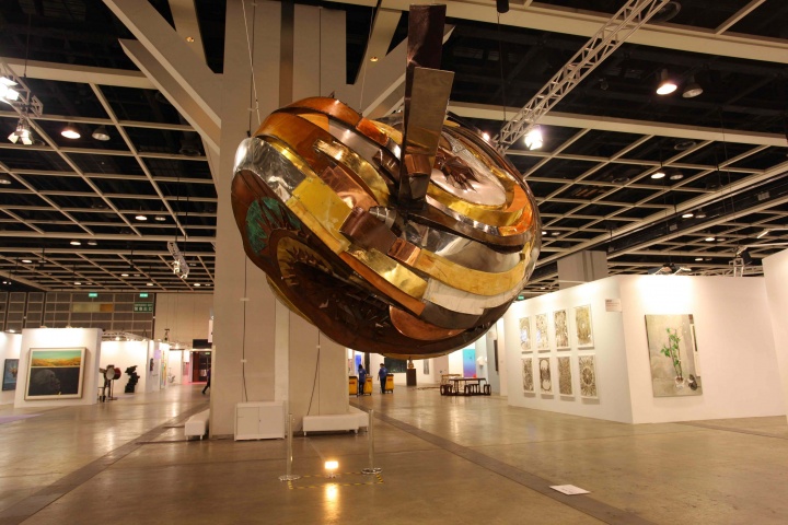 唐人當(dāng)代藝術(shù)中心在香港巴塞爾展出了王郁洋新作“劃線者”系列
