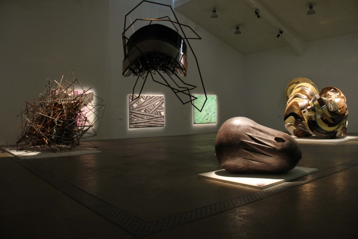 在展覽“劃線者”中，王郁洋建立了一套獨(dú)特的轉(zhuǎn)換邏輯
