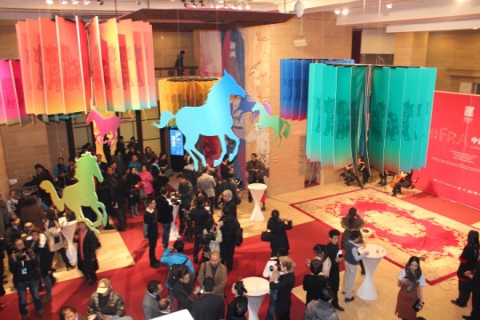 小年這天，中國美術館展廳入口處的精心布置使得現(xiàn)場年味十足，喜慶又溫暖。
