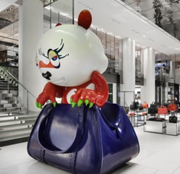 高瑀，《熊貓多拉》，360×250×200cm，樹脂，2013       展覽“Pop the Bag”現(xiàn)場   圖片來源：PRINTEMPS
