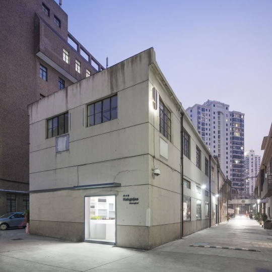 其它畫廊搬走之后，韓國畫廊學古齋盤下了這處空間并將畫廊入口開了另一側
