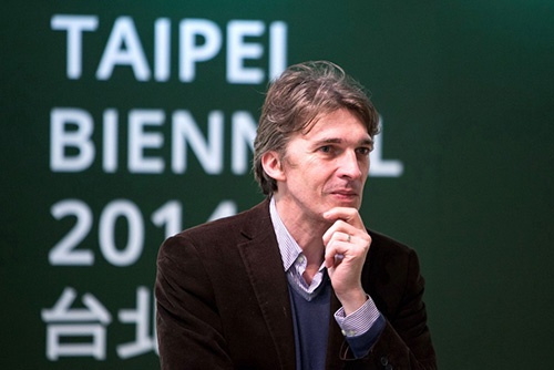 本屆臺(tái)北雙年展策展人尼可拉．布西歐（Nicolas Bourriaud），國(guó)際知名策展人、評(píng)論家及藝術(shù)史學(xué)者，現(xiàn)為法國(guó)高等美術(shù)學(xué)院院長(zhǎng)  圖片來源：臺(tái)北市立美術(shù)館
