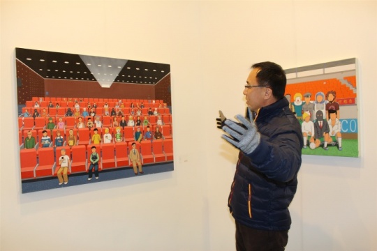 李蘇橋在崔君作品前
