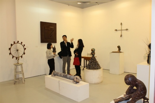 來賓在展位前交流
