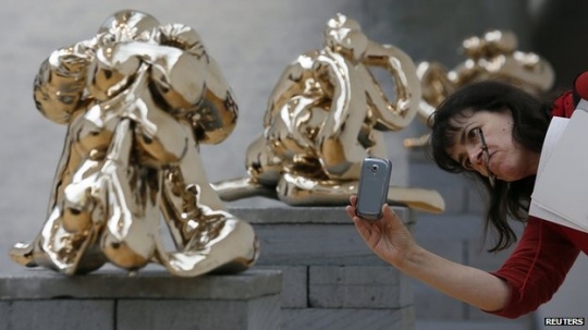 2013年，盧卡斯的青銅雕塑在倫敦Whitechapel畫廊展出  圖片來(lái)源：http://www.bbc.com
