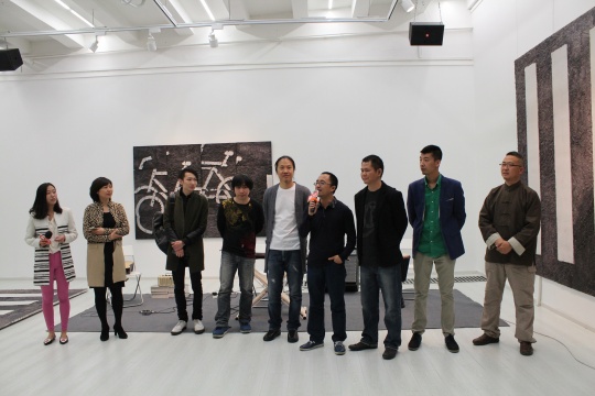 策展人致辭，藝術(shù)家為李博（左3）、付泓（右3）、劉忠華（右2）
