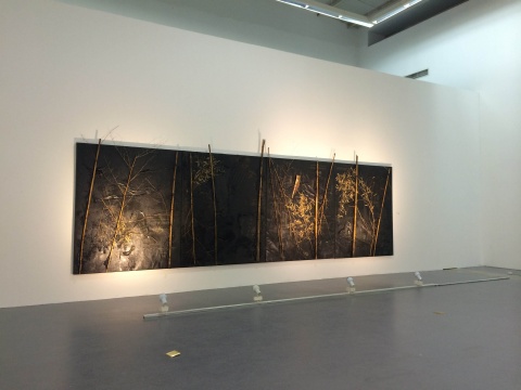 尚揚 《浴竹圖 - 2》  253x720x16cm   布面瀝青、竹、鐵、泥土   2013年
