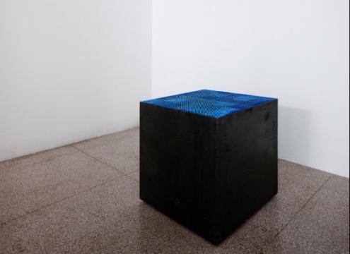 《寂靜之藍》，梁克剛，裝置，90×90×90cm，2013
