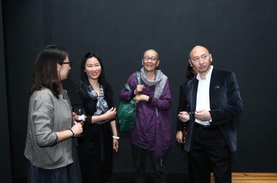 藝術(shù)家耿雪（左一）與零藝術(shù)中心館長(zhǎng)李莫唯、藝術(shù)家陳慶慶、清華美院博士生導(dǎo)師李象群