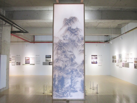 空間一樓，徐冰在這以試驗(yàn)稿的形式再現(xiàn)了他在2011年為大英博物館制作的《背后的故事》。
