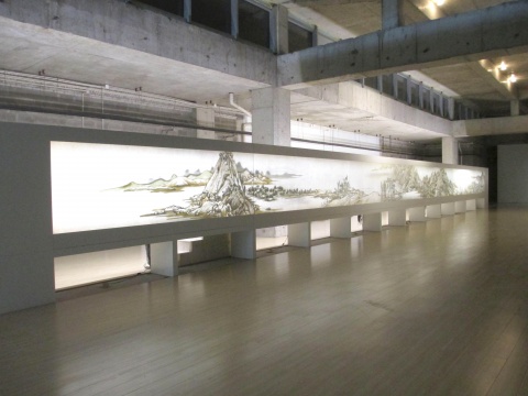 長度接近30米的作品由六個(gè)燈箱組成，據(jù)說每個(gè)重達(dá)1噸。