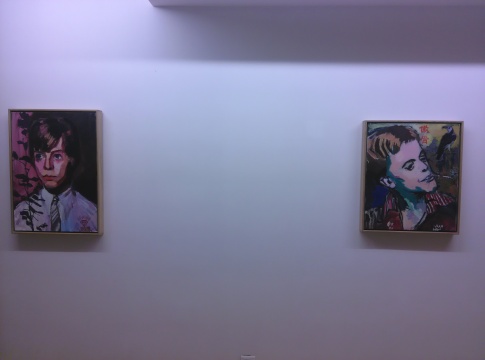  

盛天泓《大衛(wèi).鮑勃》70x50cm 布面油畫 2013（左）《青年時(shí)期的克勞斯.金斯之一》60x50cm布面油畫2013（右）
