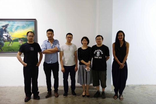 季節(jié)畫廊負責(zé)人凡益與藝術(shù)家們合影
