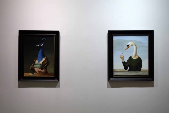 徐帆《靜待4》60x70cm  布面油畫  2014 (左)

徐帆《靜待5》60x80cm  布面油畫  2014 (右)
