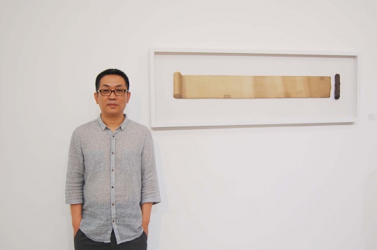 藝術(shù)家姜吉安與他為此次展覽創(chuàng)作的新作
