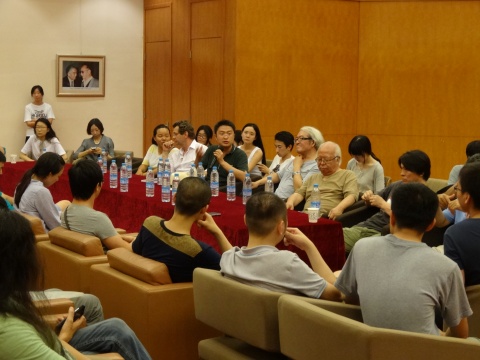 展覽的開幕式，是由多位清華美院的教授以及其他藝術(shù)界人士所組成的研討會(huì)構(gòu)成
