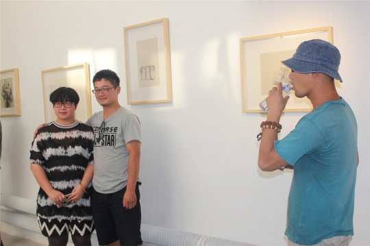 藝術(shù)家（中）與友人（右）聊完創(chuàng)作后與小伙伴合影
