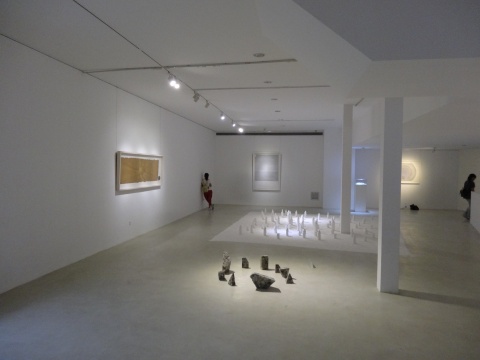 展廳的二層空間陳列了兩組文豪的裝置作品。王靜表示，這一主題的展覽將會(huì)持續(xù)的推動(dòng)下去
