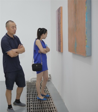 馬永強(qiáng)及友人在鞠婷作品前
