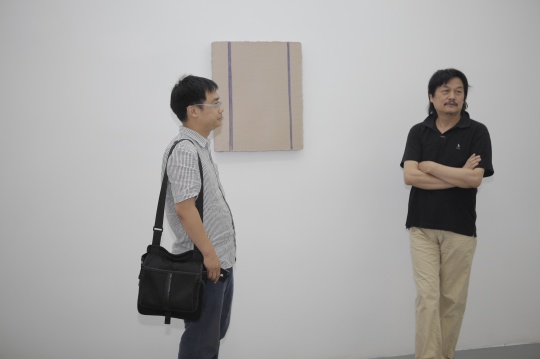 馬樹青與媒體人裴剛在作品前
