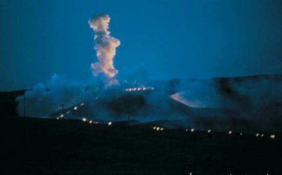 1993年，旅居日本的蔡國強回到中國，在嘉峪關實施了他著名的爆炸作品“為長城延長一萬米——為外星人所作的計劃”
