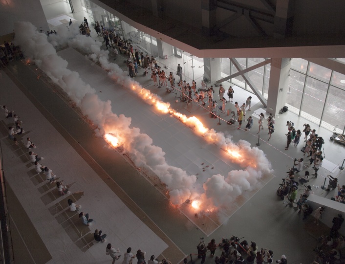 “九級浪”開幕前夕，蔡國強在上海當代藝術博物館現(xiàn)場創(chuàng)作“沒有我們的外灘”
