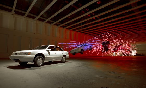 作品“舞臺 No.1”，來自2004年12月11日在美國馬薩諸塞州當代美術館開幕的個展“不合時宜”。

蔡國強使用九輛汽車創(chuàng)作了像一輛汽車在自殺爆炸中的翻滾定格過程
