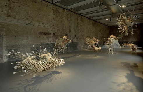 作品“舞臺 No.2”，來自2004年12月11日在美國馬薩諸塞州當代美術館開幕的個展“不合時宜”。

身上插滿箭的九只仿真的老虎張嘴呲牙地懸在空中
