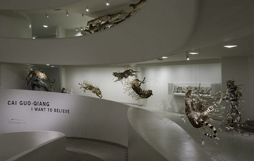 2008年，蔡國強在紐約古根海姆美術館進行了自己的個人回顧展，35萬觀展人數(shù)打破了古根海姆藝術家個展入場記錄

