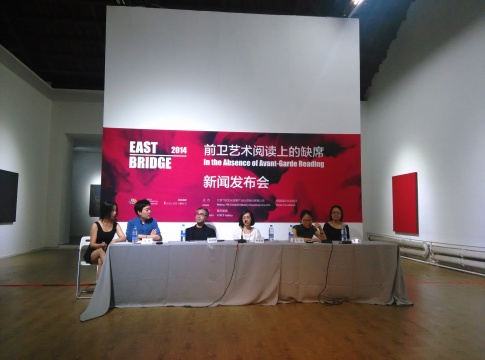 發(fā)布會(huì)嘉賓從左至右依次為：崔輝（左二）、李容德、林蓮技、劉琛、黃靜遠(yuǎn)
