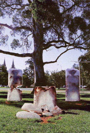 1993年，澳大利亞艾德勒得市公園，作品《靈魂之碑》，冰融后紅色人形現(xiàn)出。
