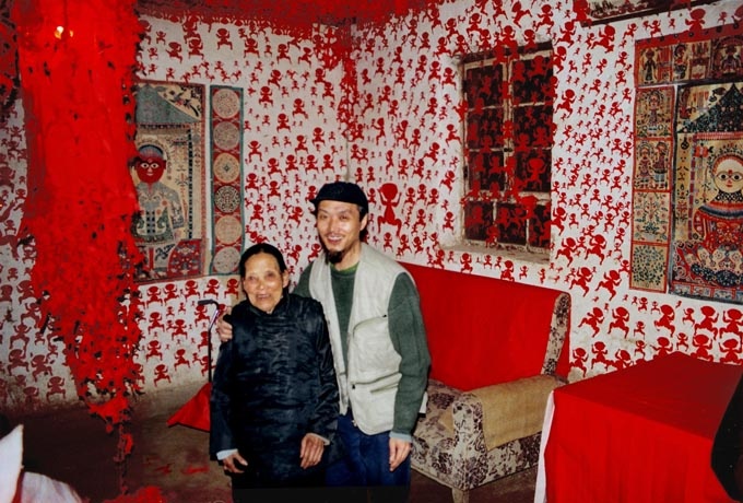 2000年《再見女巫》，剪紙、民間招魂巫術(shù)道具，與陜西旬邑農(nóng)村女巫合作行為。?呂勝中談到這件作品略顯遺憾，“老太太的房子下雨后倒塌了，她卻舍不得拆一直保留到2005年左右，到訪的人都喜歡她的作品，在她那里取走小紅人，一屋子小紅人也幾千萬，日本的HK電視臺(tái)拍下了行為全程，但她很保守，沒有給我全部的錄像資料?！?