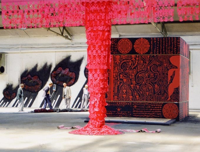 1992年，德國(guó)卡塞爾文獻(xiàn)展外圍展“相互認(rèn)識(shí)”，作品 《四面壁》。
