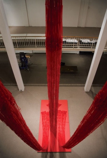 2005年，個(gè)展“推陳出新”中主要作品即12米高的大型裝置《人文書—空書》。
