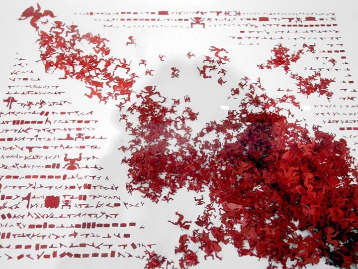 《人文書》系列也于2005及2006年在北京、丹麥、紐約等地展出。圖為2006年“一界兩端-當(dāng)代實(shí)驗(yàn)藝術(shù)中的設(shè)計(jì)呈現(xiàn)”展覽中的《人文書》選頁。
