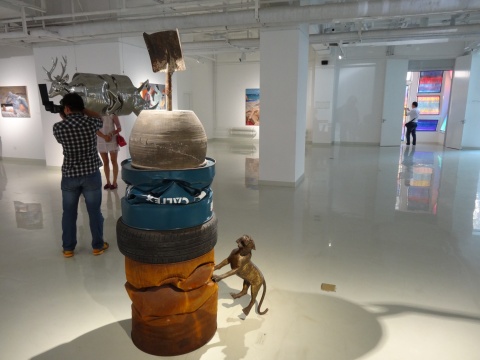 在任宏偉的作品中，褶皺永遠(yuǎn)出沒其間
