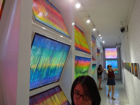 張湘溪用絹本設(shè)色的作品覆蓋住了一個(gè)展廳內(nèi)的所有窗戶，世間紛繁復(fù)雜的一切，被藝術(shù)家提煉之后，統(tǒng)統(tǒng)化為了美
