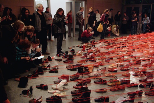 鹽田千春2004年在波蘭舉辦的展覽“Dialogue from DNA” 展覽現(xiàn)場圖 photo by Sunhi Mang
鹽田千春2004年在波蘭舉辦的展覽“Dialogue from DNA” 展覽現(xiàn)場圖 photo by Sunhi Mang