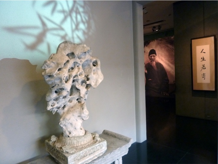“人生若寄——齊白石的手札情思”展覽現(xiàn)場，進(jìn)入展廳首先映入觀眾眼簾的是主題墻上婆娑搖曳的樹影
