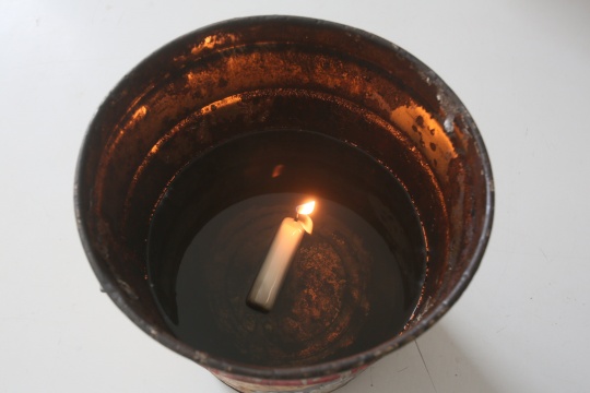 埃里爾?施萊辛格   《無題（蠟燭）》 環(huán)氧樹脂、棉芯、油、水、容器 尺寸可變  2014（局部）
